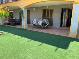 Patio nebo venkovní prostory v ubytování Apartamento con jardín privado y acceso a piscina