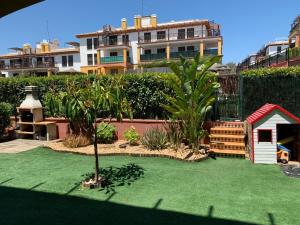 Zahrada ubytování Apartamento con jardín privado y acceso a piscina