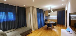 - un salon avec un canapé et une table dans l'établissement Apartment Freyja, à Split