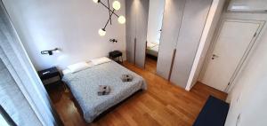 - une petite chambre avec un lit et un miroir dans l'établissement Apartment Freyja, à Split