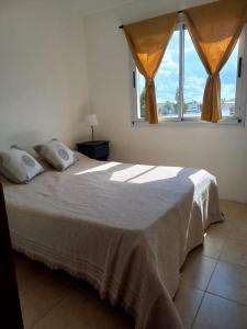 查斯科穆斯的住宿－Refugio del visitante，一间卧室设有一张大床和窗户
