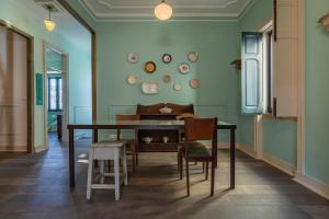 uma sala de jantar com mesa e cadeiras em Classic Villa in Beato Lisbon em Lisboa