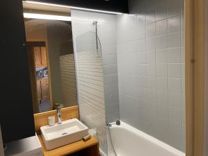 Vannituba majutusasutuses ORCIERES APPARTEMENT 6 PERSONNES AVEC PARKING +13 fotot