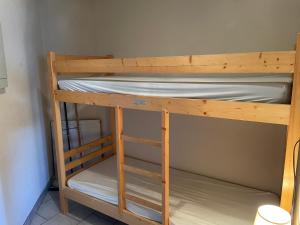 kilka łóżek piętrowych w pokoju w obiekcie ORCIERES APPARTEMENT 6 PERSONNES AVEC PARKING w mieście Orcières