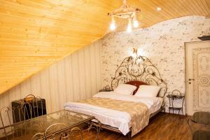 una camera con un letto in una stanza con una scala di Har-Mar Hotel a Goris