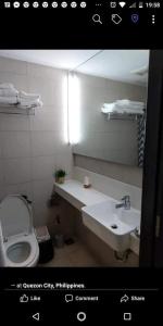 ein Bad mit einem WC und einem Waschbecken in der Unterkunft 12 -A Portovita North Tower in Manila