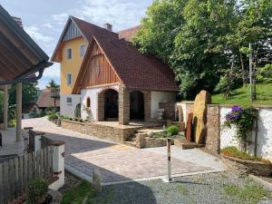 ein großes Haus mit einem gemauerten Innenhof davor in der Unterkunft Exklusive Ferienwohnung / STAINZ / Luxury holiday Apartment in Stainz