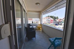 een kamer met een balkon met een tafel en stoelen bij Apartment Nelly- self check-in in Zadar