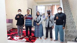 un groupe de personnes posant une photo dans une pièce dans l'établissement Homestay Bilqis Full House 4 Kamar 5 Bed Syariah, à Wonosobo