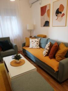 un soggiorno con divano e tavolo di Center Sunrise Apartment a Novi Sad