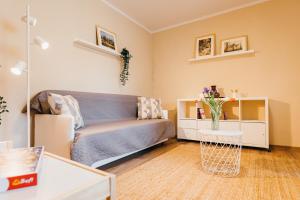 Kleines Zimmer mit einem Bett und einem Tisch in der Unterkunft Lilibet Guesthouse - Lilibet Vendégház in Ciumani