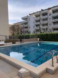 a large swimming pool in front of a building at Apartamento Paris in Salou