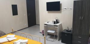 a room with a table and a desk with a microwave at Appartamento Alla Marmora Porto Empedocle in Porto Empedocle +21 photos