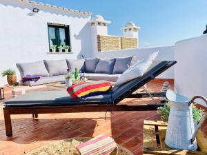 un patio con sofá y mesa en Atico En Atlanterra Playa, en Zahara de los Atunes 47 fotos más