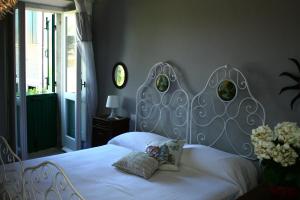 - une chambre avec un lit blanc et une tête de lit blanche dans l'établissement B&B La Torre a Revere, à Revere