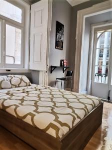 1 dormitorio con 1 cama grande y 2 ventanas en Happy Reception, en Lisboa