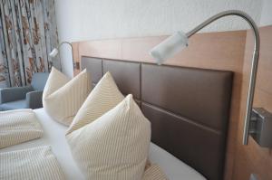 Postel nebo postele na pokoji v ubytování Hotel-Pension-Jasmin