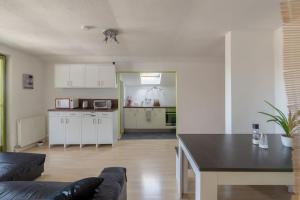 Kuchnia lub aneks kuchenny w obiekcie Lovely spacious 3room LOFT UNDER ROOF-100m2-TouristArea
