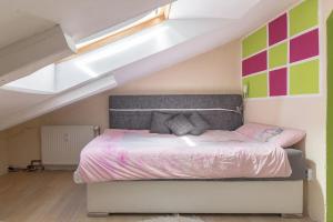 sypialnia z łóżkiem na poddaszu w obiekcie Lovely spacious 3room LOFT UNDER ROOF-100m2-TouristArea w mieście Rauth