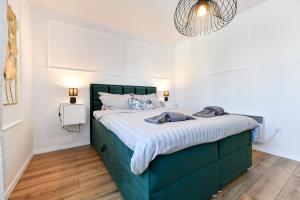 1 dormitorio con 1 cama con cabecero verde en Deluxe Apartment Soline, en Zadar