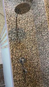 e bagno con doccia e pavimento piastrellato con doccia. di Atallah Hotel Apartments a Città del 6 ottobre