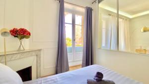 Postel nebo postele na pokoji v ubytování Designer Garden View AC, Fiber Wifi Heart of Monaco