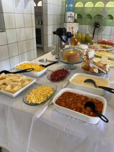 stół z wieloma różnymi rodzajami żywności w obiekcie Pousada Lá Na Praia w mieście São José da Coroa Grande