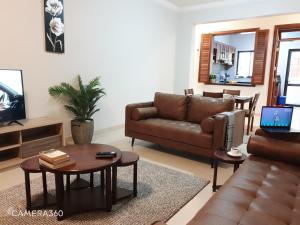 ein Wohnzimmer mit einem Sofa und einem Tisch in der Unterkunft Marjaan Apartments in Mombasa