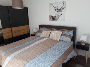 1 dormitorio con 1 cama con cabecero de madera en Résidence Plambramois en Crans-Montana