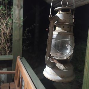 ein altes Licht hängt an der Seite einer Veranda in der Unterkunft Kamiennikove in Kamiennik