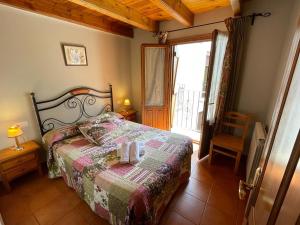 A bed or beds in a room at Casa Felipe Ordesa
