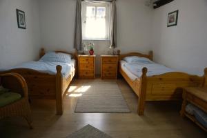 1 dormitorio con 2 camas individuales y ventana en Villa Velo, en Eschwege