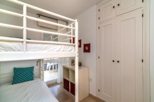 Łóżko lub łóżka w pokoju w obiekcie LXR La Carihuela Sea Views 3HAB