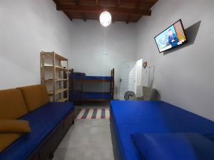 uma sala de estar com um sofá azul e beliches em A VER O MAR FLATS em Caraguatatuba