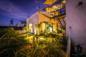 圣米格尔-德阿连德Cuna del Cielo的夜晚在院子里有池塘的房子