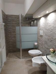La salle de bains est pourvue d'une douche, de toilettes et d'un lavabo. dans l'établissement Villa Fransisca, à Alberobello
