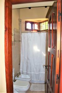 Koupelna v ubytování Kalimera (Buenos Días)