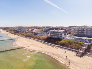 uma vista aérea da praia e dos edifícios em Na Klifie - Apartamenty KOMFORT, widok na morze, parking em Ustronie Morskie