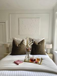 Postel nebo postele na pokoji v ubytování Stylish & Chic Central Apartment with Hot Tub