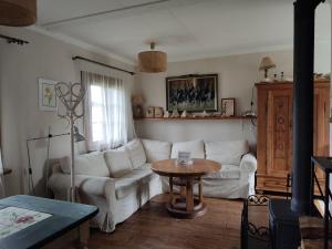 - un salon avec un canapé blanc et une table dans l'établissement Kamiennikove, à Kamiennik