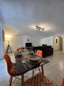 Casa Foria Holiday Home Naples في نابولي: غرفة معيشة مع طاولة مع كؤوس للنبيذ عليها