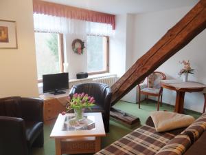 ein Wohnzimmer mit Couch und Tisch in der Unterkunft Ferienwohnung Altenbrak Haus Wilde in Thale