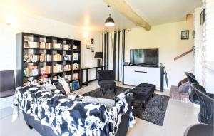a living room with two couches and a tv at Beautiful Home In Le Mesnil-esnard With Wifi And 2 Bedrooms in Le Mesnil-Esnard