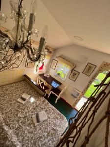 Habitación con cama, mesa y lámpara de araña. en Edenski vrt, en Ivančna Gorica