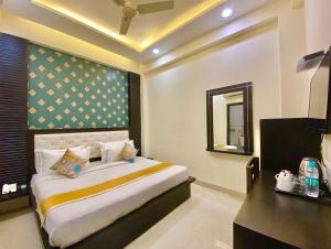 a bedroom with a large bed and a mirror at Green View By Green Tree - Behind Pramarth Niketan in Rishīkesh +101 photos