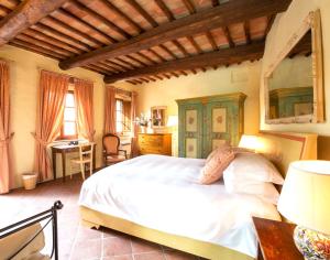 En eller flere senge i et værelse på Borgo Livernano - Farmhouse with pool