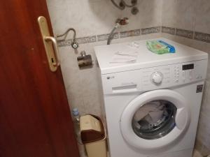 lavadero con lavadora en el baño en Centar Apartments, en Skopje