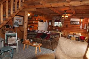 un soggiorno con divano e tavolo in una cabina di Carries Cabin a Harpers Ferry