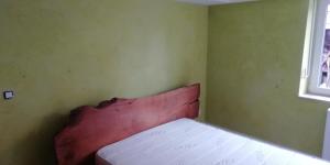 1 dormitorio con 1 cama en una habitación con ventana en colmar, en Horbourg