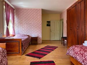 a bedroom with two beds and a window at Ethno Village Slatkovac in Aleksandrovac